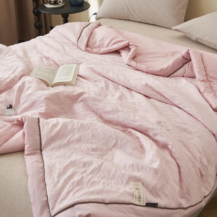 91家纺网 家纺一手货源 找家纺 子由家居 2025新款水洗浮雕大豆被被子被芯 法式浮雕-浅粉