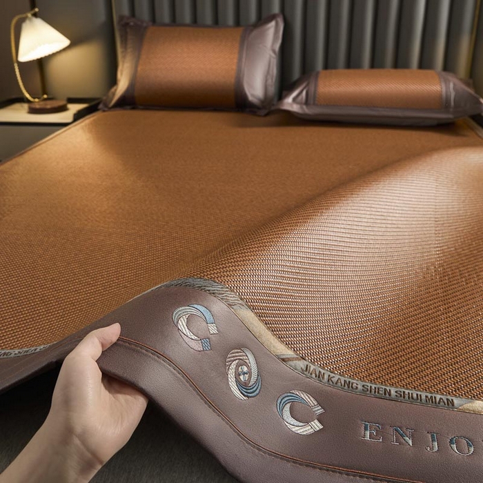 91家纺网 家纺一手货源 找家纺 鑫琪莱家纺 2025新款PE雪藤刺绣工艺款凉席臻品御藤