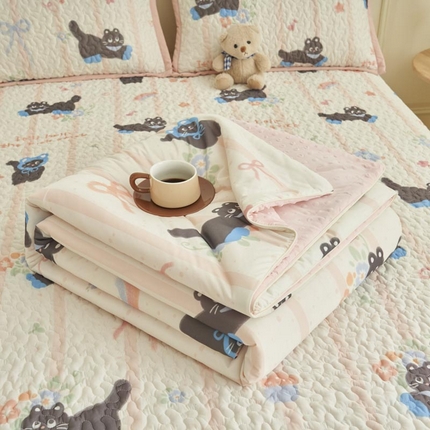 91家纺网 家纺一手货源 找家纺 子由家居 2025新款凉感丝豆豆夏被四件套 凉感豆豆被-喵星人