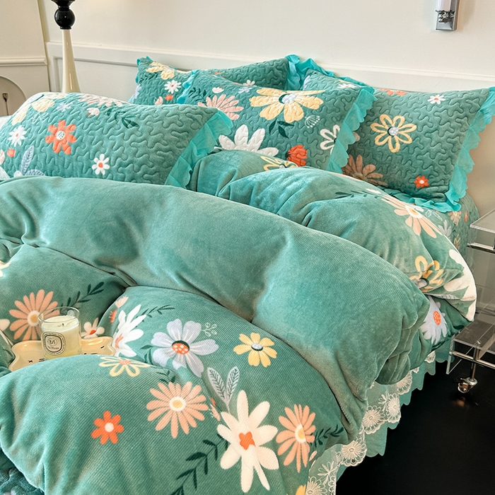 91家纺网 家纺一手货源 找家纺 珍爱家纺 2025新款冬季加厚夹棉保暖牛奶绒蕾丝花边床盖床裙单件三件套双人四件套 花颜绽放