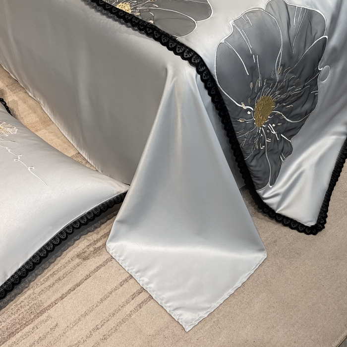 91家纺网 家纺一手货源 找家纺 子由家居 2025新款水洗真丝贴布绣花花边夏被四件套-太阳花 太阳花-浅灰