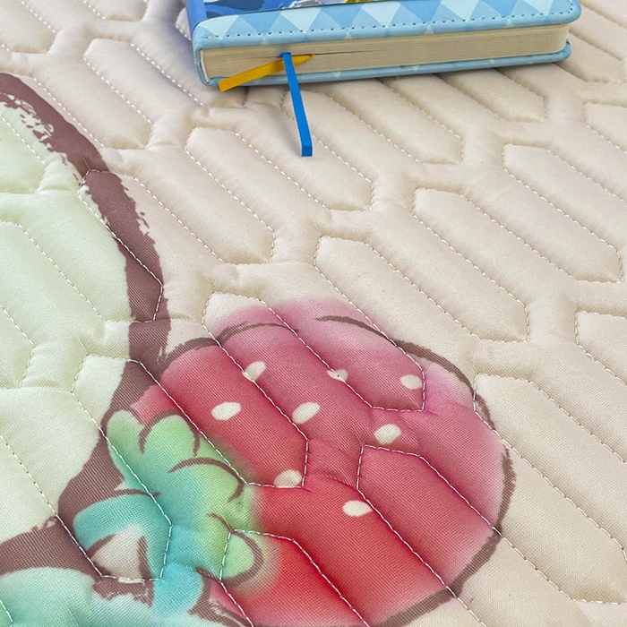 91家纺网 家纺一手货源 找家纺 米帛家纺2025新款大版三丽鸥乳胶凉席-绑带款 草莓美乐蒂