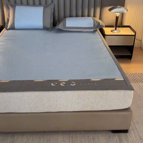 91家纺网 家纺一手货源 找家纺 鑫琪莱家纺 2025新款PE雪藤刺绣工艺款凉席典雅贡藤-蓝