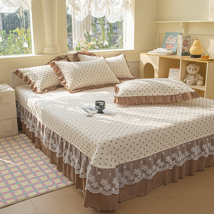 91家纺网 家纺一手货源 找家纺 珍爱家纺 2025新款A类针织棉双层纱夹棉床盖床裙花边单件三件四件套 小心心咖