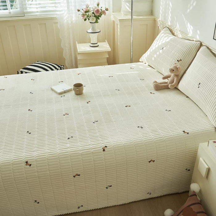 91家纺网 家纺一手货源 找家纺 子由家居 2025新款水洗邹邹纱小清新床盖 床盖-腊肠狗