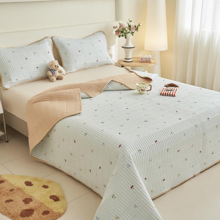 91家纺网 家纺一手货源 找家纺 子由家居 2025新款纯棉印花夹棉床盖 纯棉床盖-方格樱桃