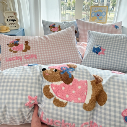 91家纺网 家纺一手货源 找家纺 乐坊2025新款云朵棉毛巾绣四件套 腊肠狗-蓝格