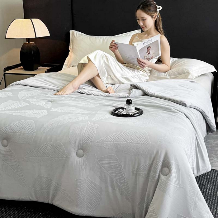 91家纺网 家纺一手货源 找家纺 子由家居 2025新款凉感丝浮雕提花大豆夏被被子被芯 枫叶-浅灰