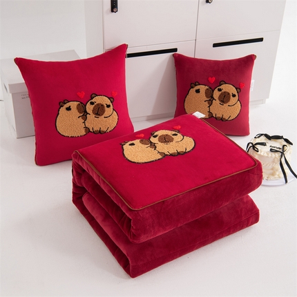 91家纺网 家纺一手货源 找家纺 宝马家纺（原梦童画）2025新款卡皮巴拉牛奶绒毛巾绣抱枕被 中国红