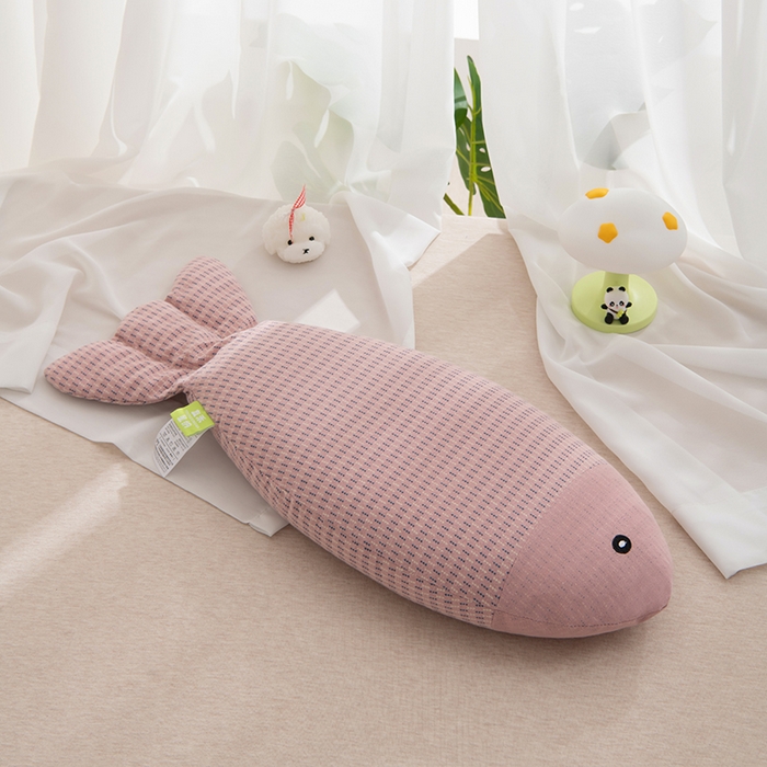 91家纺网 家纺一手货源 找家纺 芯洲 2025年新款荞麦枕年年有鱼水洗棉工艺枕抱枕萌趣枕芯荞麦枕 年年有鱼-海棠粉  24*55cm