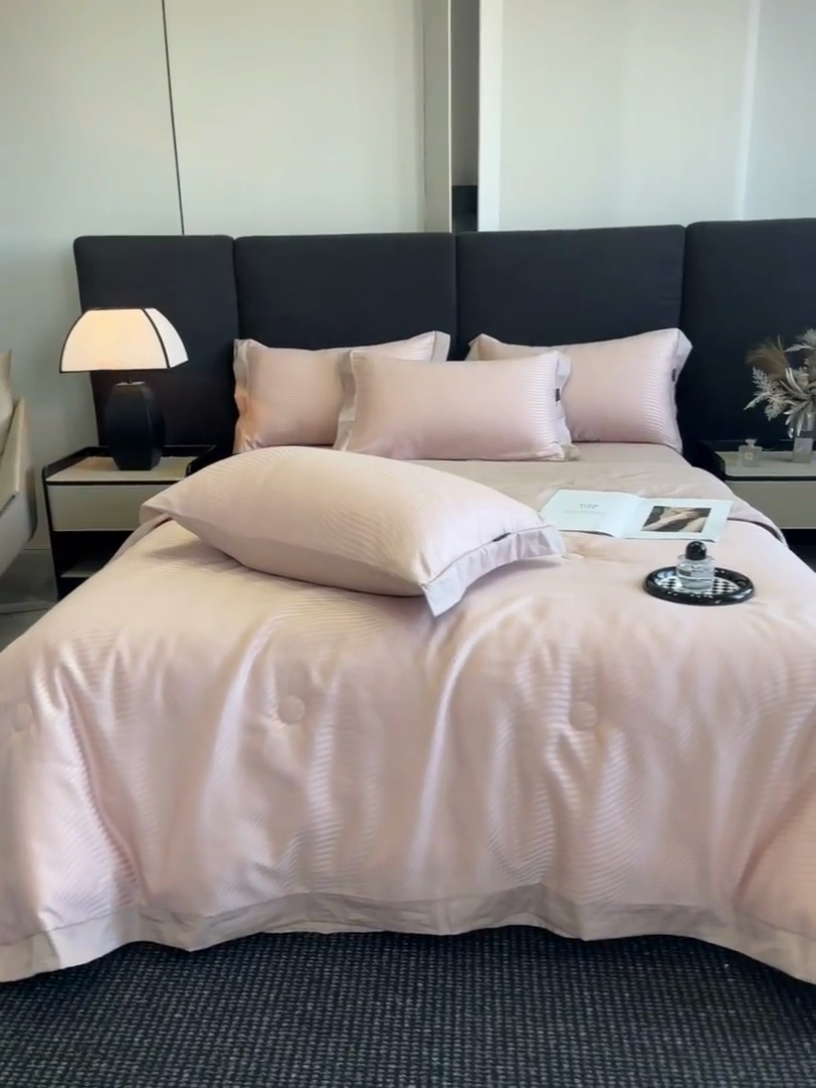 91家纺网 家纺一手货源 找家纺 子由家居 2025新款水洗真丝曲线银丝提花夏被四件套 银丝提花-豆沙