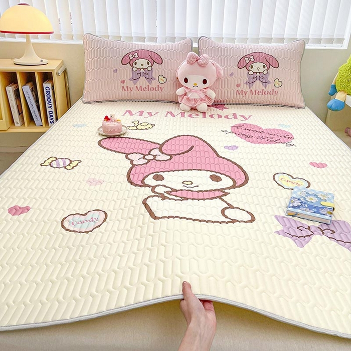 91家纺网 家纺一手货源 找家纺 米帛家纺2025新款大版三丽鸥乳胶凉席-绑带款 糖果美乐蒂