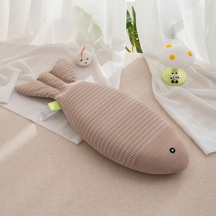 91家纺网 家纺一手货源 找家纺 芯洲 2025年新款荞麦枕年年有鱼水洗棉工艺枕抱枕萌趣枕芯荞麦枕 年年有鱼-肉桂粉  24*55cm