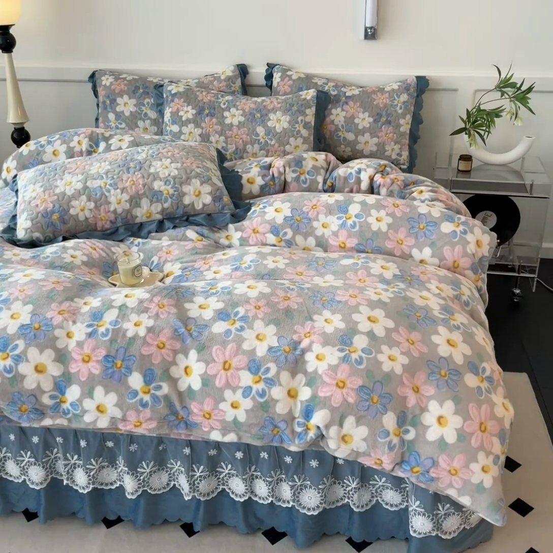 91家纺网 家纺一手货源 找家纺 珍爱家纺 2025新款冬季加厚夹棉保暖牛奶绒蕾丝花边床盖床裙单件三件套双人四件套 美丽花园