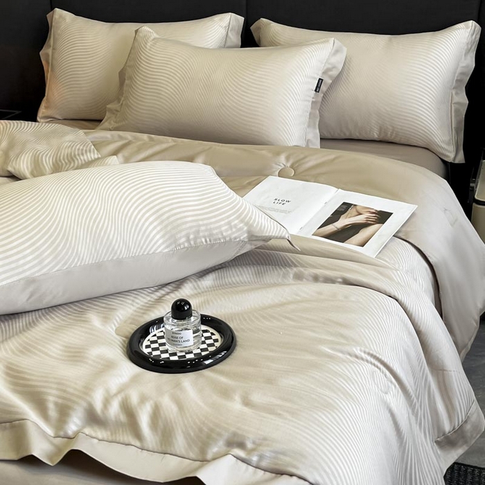 91家纺网 家纺一手货源 找家纺 子由家居 2025新款水洗真丝曲线银丝提花夏被四件套 银丝提花-香槟色