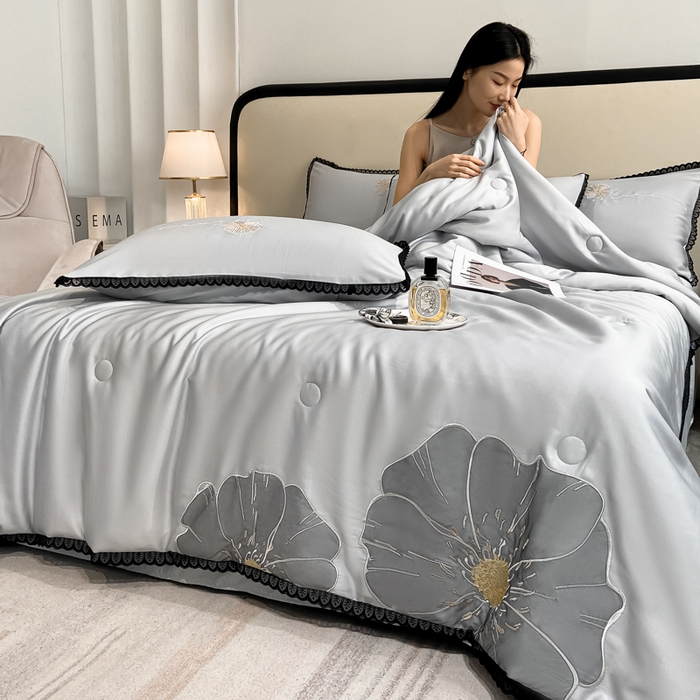91家纺网 家纺一手货源 找家纺 子由家居 2025新款水洗真丝贴布绣花花边夏被四件套-太阳花 太阳花-浅灰