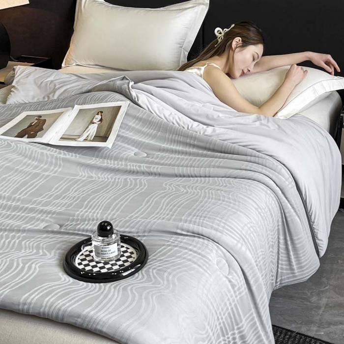 91家纺网 家纺一手货源 找家纺 子由家居 2025新款凉感丝浮雕提花大豆夏被被子被芯 曲线纹-浅灰