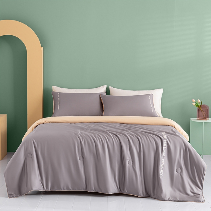 91家纺网 家纺一手货源 找家纺 子由家居 2025新款水洗真丝轻奢绣花系列夏被四件套 轻奢绣花-英伦灰