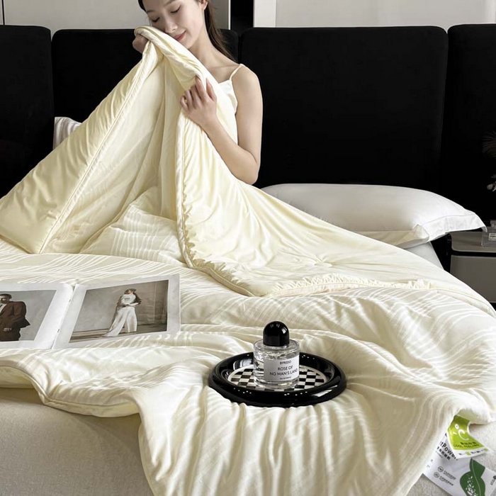 91家纺网 家纺一手货源 找家纺 子由家居 2025新款凉感丝浮雕提花大豆夏被被子被芯 曲线纹-米白