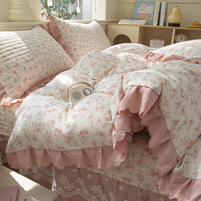 91家纺网 家纺一手货源 找家纺 珍爱家纺 2025新款A类针织棉双层纱夹棉床盖床裙花边单件三件四件套 春色满园