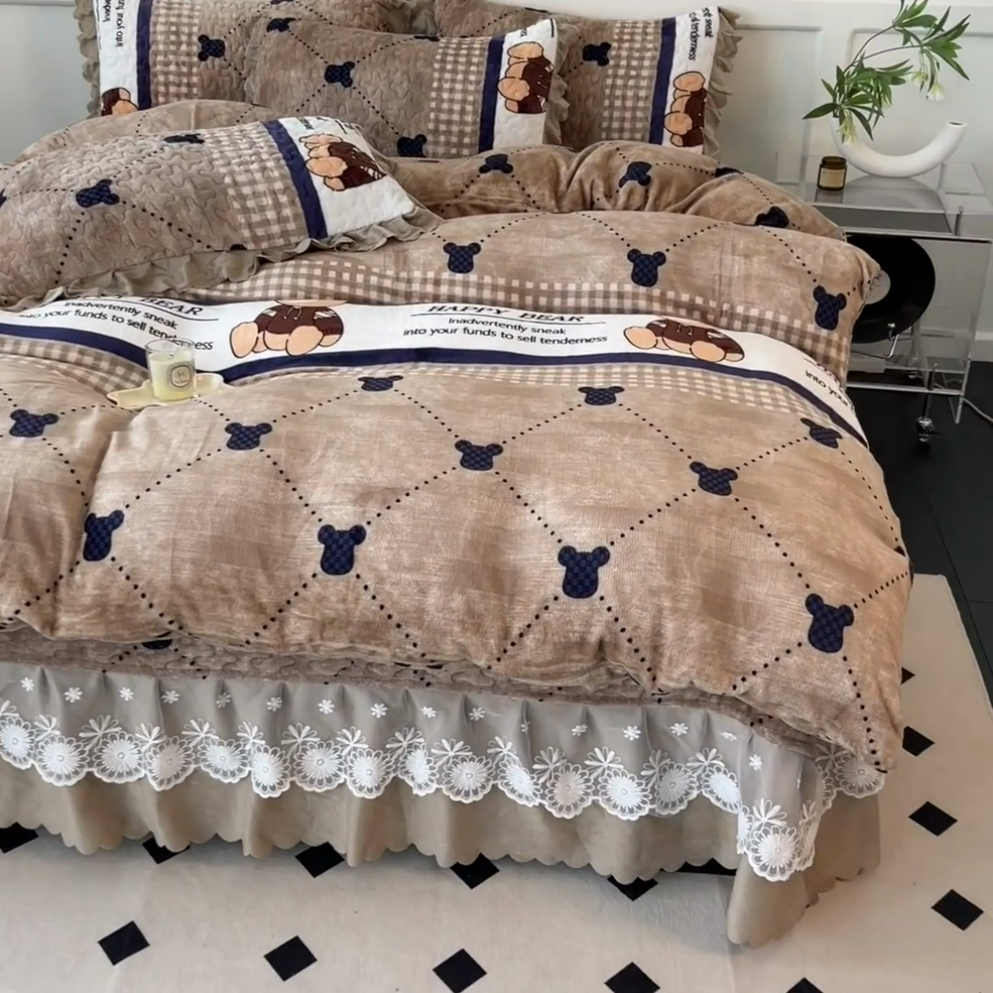91家纺网 家纺一手货源 找家纺 珍爱家纺 2025新款冬季加厚夹棉保暖牛奶绒蕾丝花边床盖床裙单件三件套双人四件套 宝贝熊