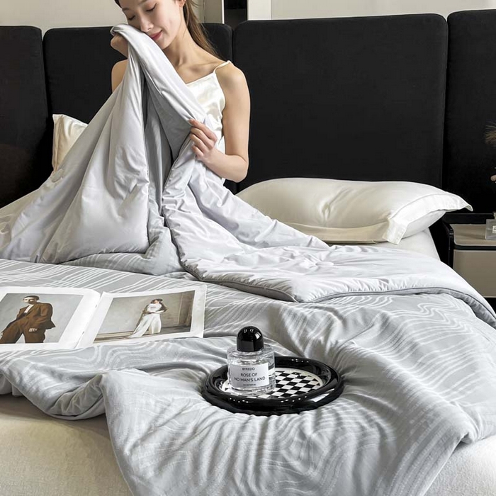 91家纺网 家纺一手货源 找家纺 子由家居 2025新款凉感丝浮雕提花大豆夏被被子被芯 曲线纹-浅灰