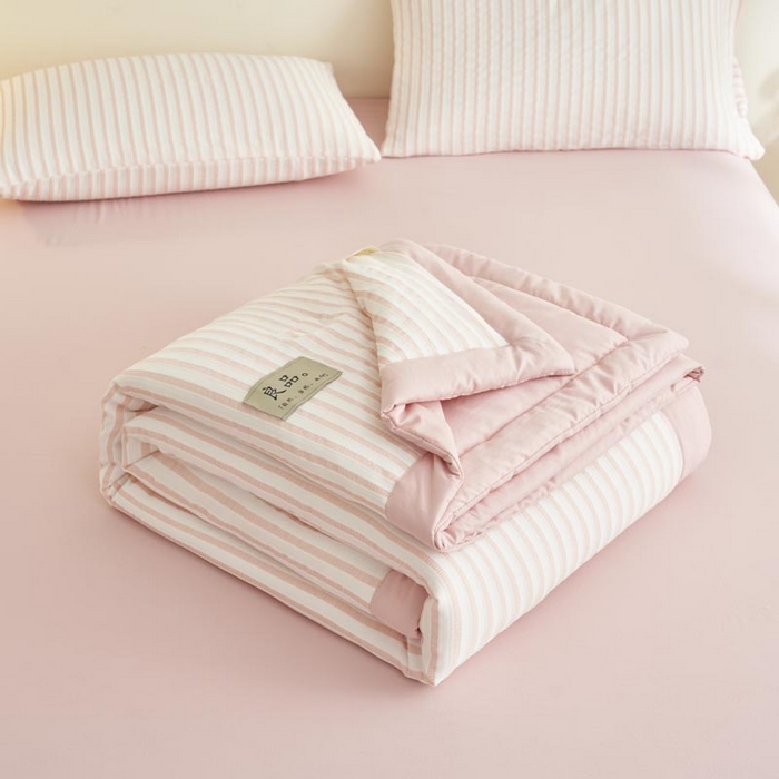 91家纺网 家纺一手货源 找家纺 子由家居 2025新款色织条纹提花大豆夏被四件套 色织条纹-浅粉