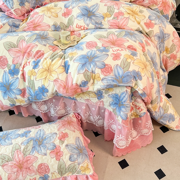 91家纺网 家纺一手货源 找家纺 珍爱家纺 2025新款冬季加厚夹棉保暖牛奶绒蕾丝花边床盖床裙单件三件套双人四件套 花季物语