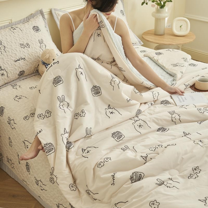 91家纺网 家纺一手货源 找家纺 子由家居 2025新款凉感丝豆豆夏被四件套 凉感豆豆被-小熊博士