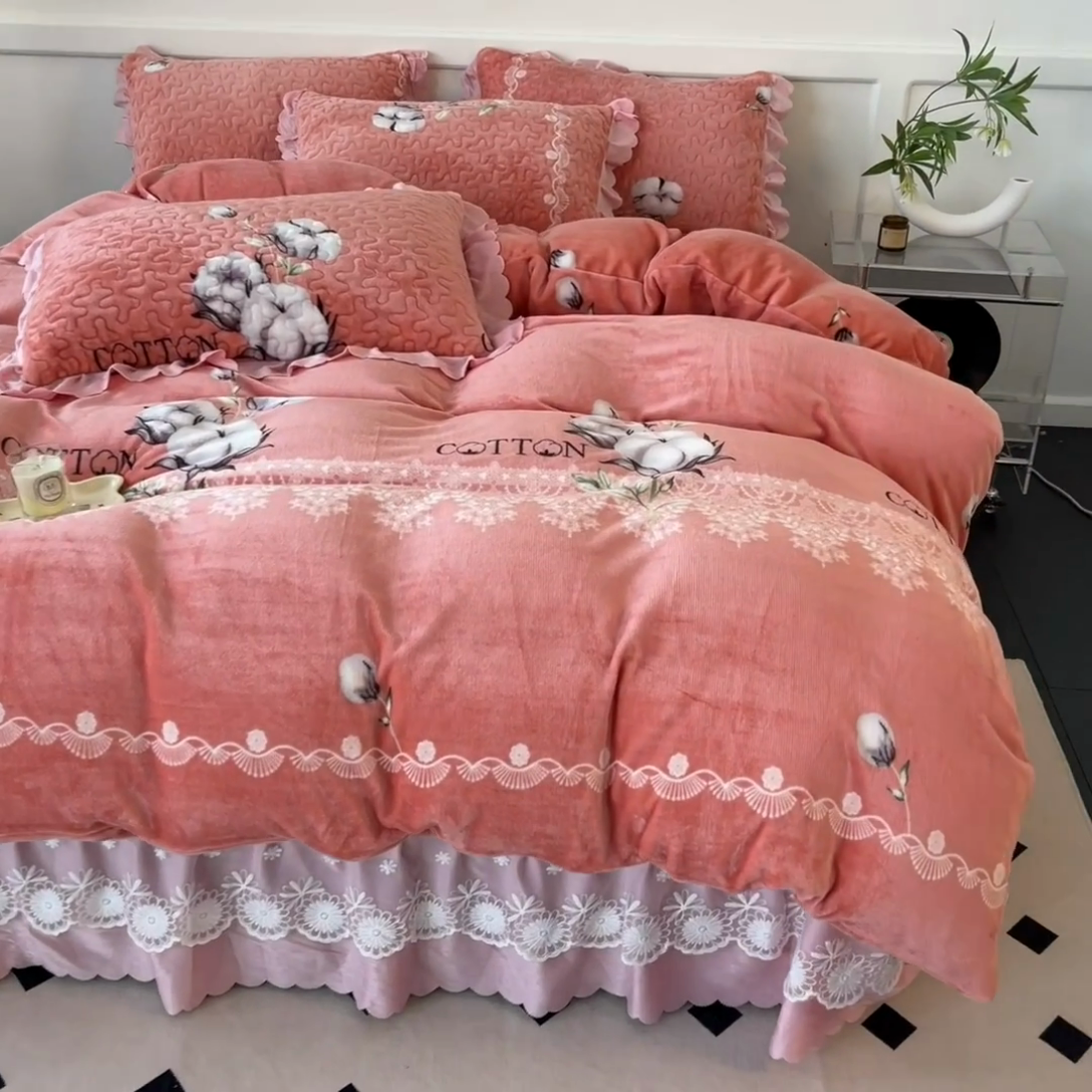 91家纺网 家纺一手货源 找家纺 珍爱家纺 2025新款冬季加厚夹棉保暖牛奶绒蕾丝花边床盖床裙单件三件套双人四件套 木棉花