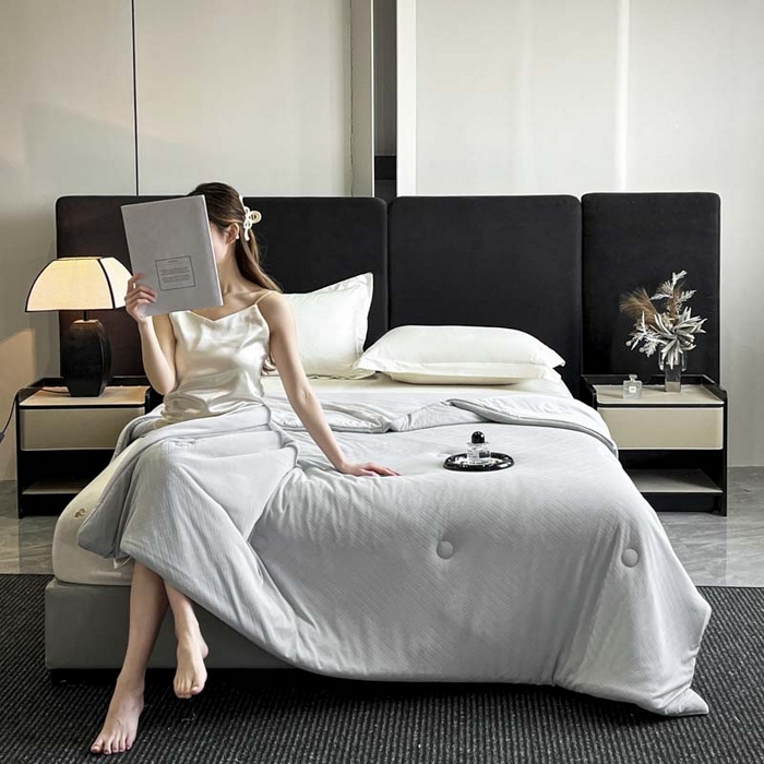 91家纺网 家纺一手货源 找家纺 子由家居 2025新款凉感丝浮雕提花大豆夏被被子被芯 经典格-浅灰