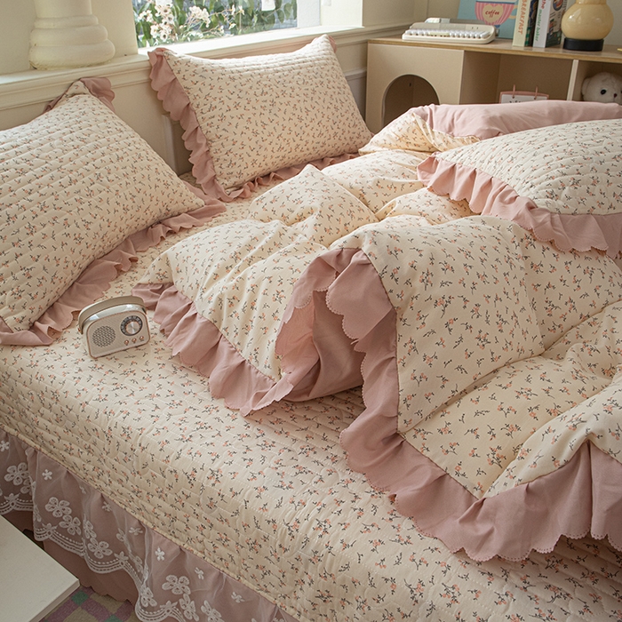 91家纺网 家纺一手货源 找家纺 珍爱家纺 2025新款A类针织棉双层纱夹棉床盖床裙花边单件三件四件套 倾梦