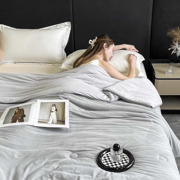 91家纺网 家纺一手货源 找家纺 子由家居 2025新款凉感丝浮雕提花大豆夏被被子被芯 枫叶-浅灰