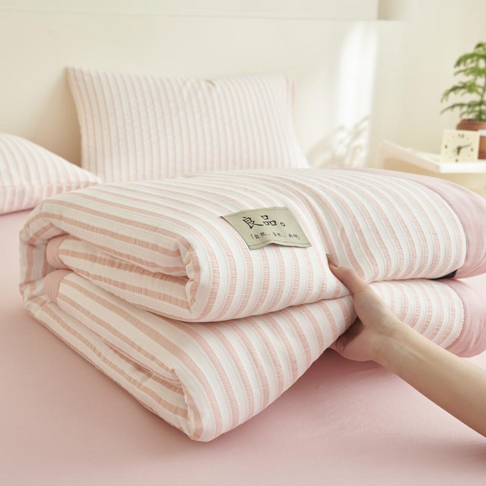 91家纺网 家纺一手货源 找家纺 子由家居 2025新款色织条纹提花大豆夏被四件套 色织条纹-浅粉