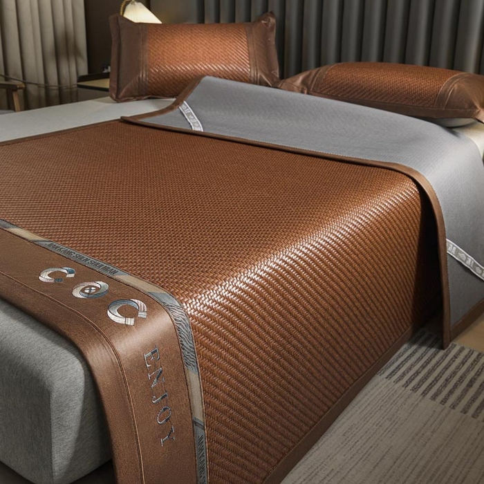 91家纺网 家纺一手货源 找家纺 鑫琪莱家纺 2025新款PE雪藤刺绣工艺款凉席典雅贡藤-咖