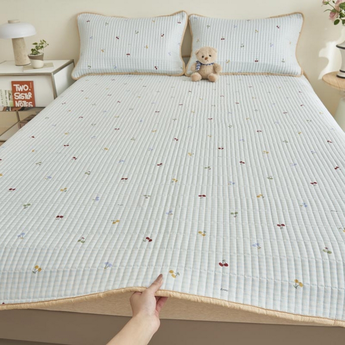 91家纺网 家纺一手货源 找家纺 子由家居 2025新款纯棉印花夹棉床盖 纯棉床盖-方格樱桃