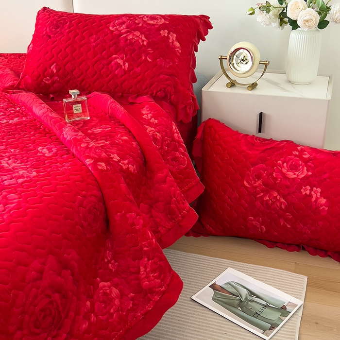 91家纺网 家纺一手货源 找家纺 2025新款水晶绒床单盖毯单人三件套花边毯子冬季加厚保暖双人加棉防滑绒毯 大红牡丹