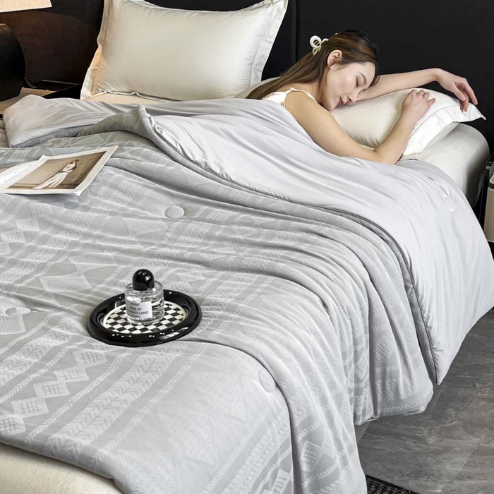 91家纺网 家纺一手货源 找家纺 子由家居 2025新款凉感丝浮雕提花大豆夏被被子被芯 菱形纹-浅灰