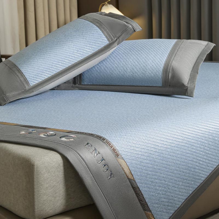 91家纺网 家纺一手货源 找家纺 鑫琪莱家纺 2025新款PE雪藤刺绣工艺款凉席典雅贡藤-蓝