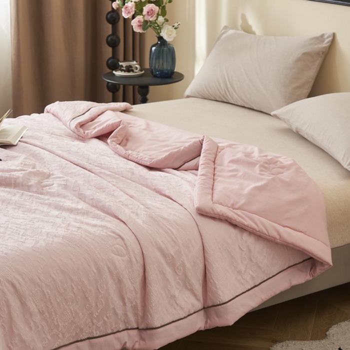91家纺网 家纺一手货源 找家纺 子由家居 2025新款水洗浮雕大豆被被子被芯 法式浮雕-浅粉
