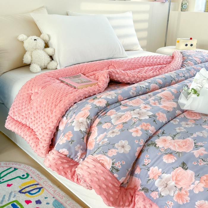 91家纺网 家纺一手货源 找家纺 爱宝被业 2025新款A类凉感豆豆绒羽丝棉夏被 爱的花海