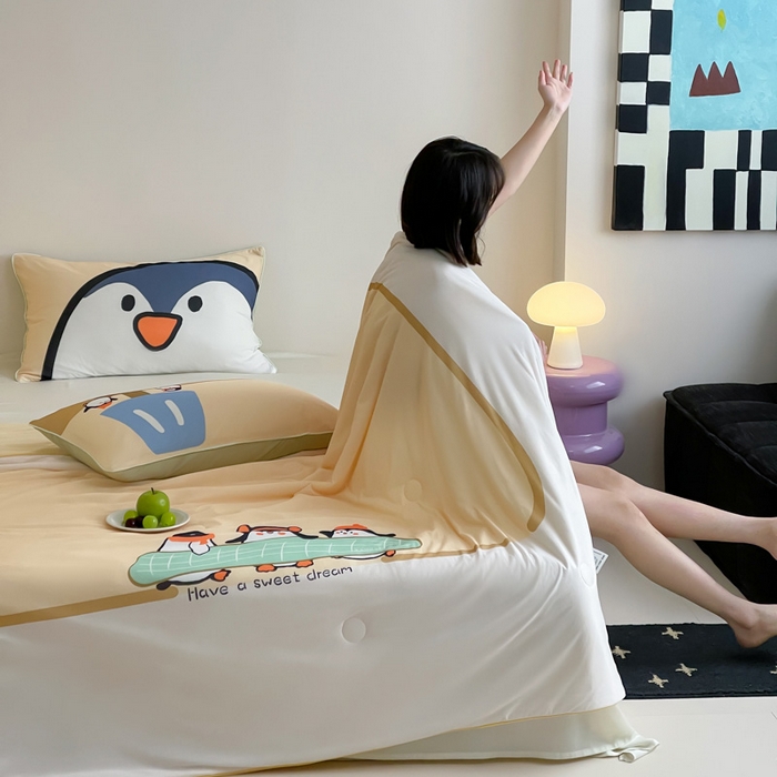 91家纺网 家纺一手货源 找家纺 大彩家居 2025新款凉感丝大版数码印花夏凉被 呆萌小企鹅