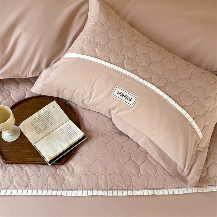 91家纺网 家纺一手货源 找家纺 红番天家居馆 2025新款浪漫桃心-全棉绗缝磨毛四件套 奶咖