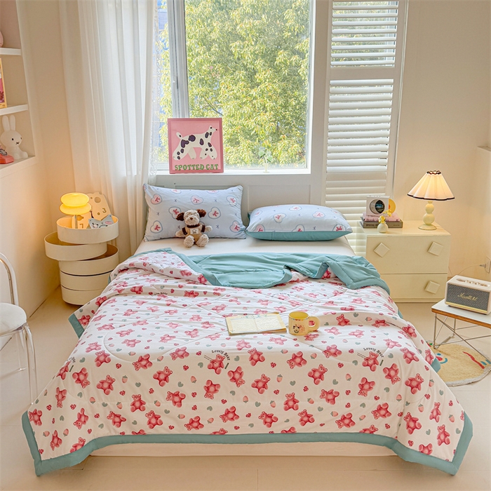 91家纺网 家纺一手货源 找家纺 雅颂缘 2025新款印花水洗棉新疆棉花夏被 草莓小熊