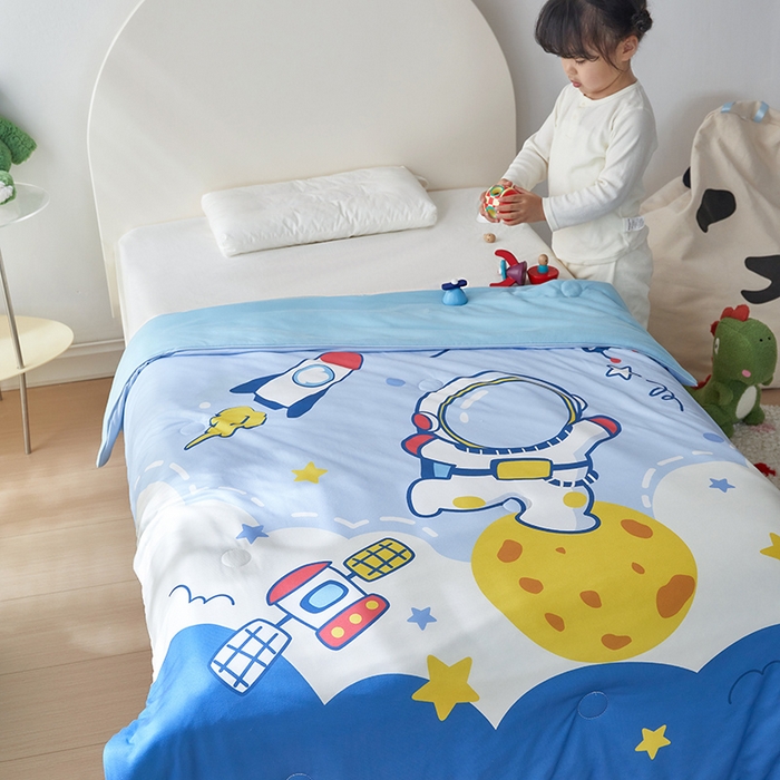 91家纺网 家纺一手货源 找家纺 荷马之梦 2025新款卡通数码印花大版针织棉儿童夏被-绵绵系列 太空漫步