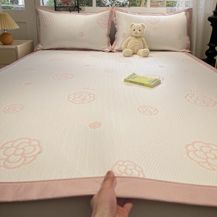 91家纺网 家纺一手货源 找家纺 雅居纺家纺 2025春夏新款A类加厚三明治底提花凉感席床席款 山茶花