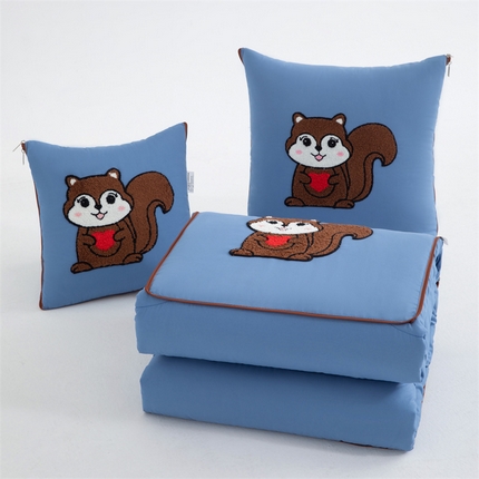91家纺网 家纺一手货源 找家纺 宝马家纺（原梦童画）2025新款四季款磨毛毛巾绣小松鼠抱枕被 天空蓝