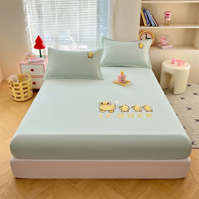 91家纺网 家纺一手货源 找家纺 梦舒羽 2025新款针织棉双层纱床笠-小黄鸭 旅行鸭-浅清绿