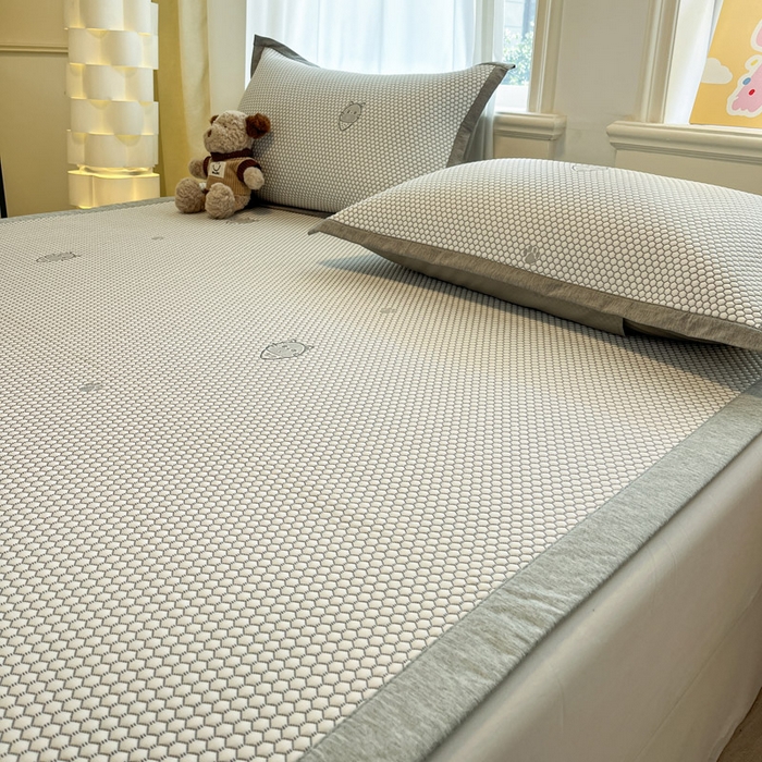 91家纺网 家纺一手货源 找家纺 雅居纺家纺 2025春夏新款A类加厚三明治底提花凉感席床席款 领结小猫