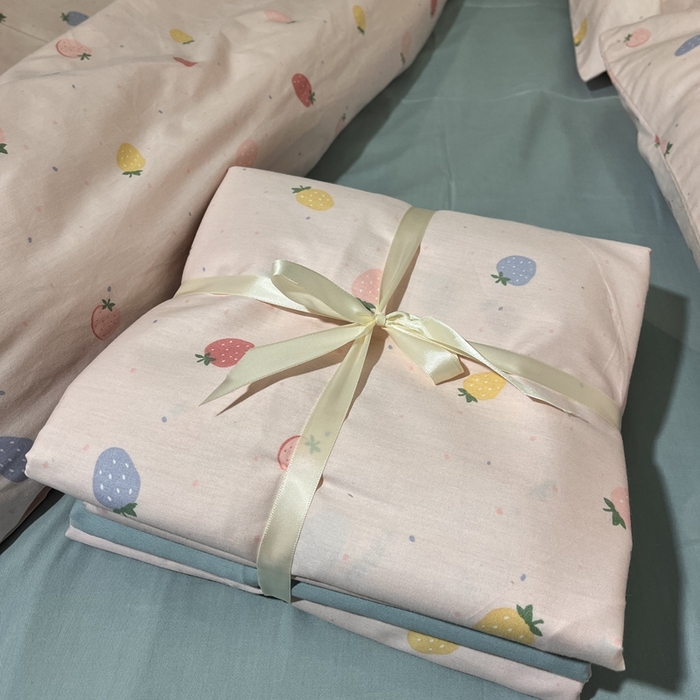 91家纺网 家纺一手货源 找家纺 花西夫人2025新款13372纯棉印花全棉四件套床单床笠款草莓奶昔-天蓝